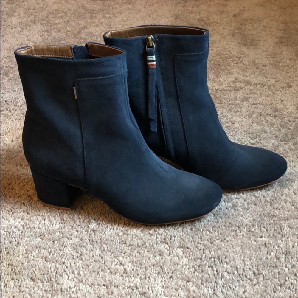 Brand new navy Toms suede booties!